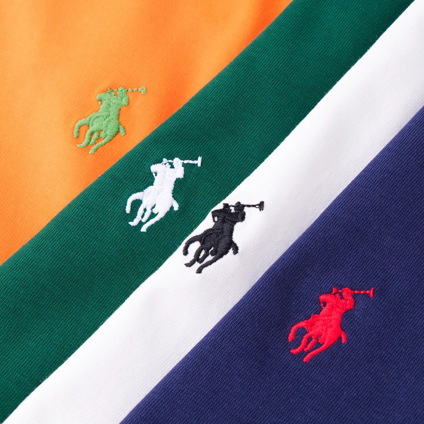 P126 Style number: 512 Ralph Lauren/Ralph Lauren 2025 new summer color matching pure cotton 240g Tajima embroidery V-neck T-shirt. The main logo on the neck has a QR code mark, which can be scanned for verification. The Tajima embroidery machine imported from Japan is used to create the pony mark, which is brightly colored. Distinguish the low-quality products on the market. 32 counts, 240g hydrophilic toner, 100% cotton fabric, comfortable and soft, highly breathable, focusing on high-end cost-effectiveness, needless to say good quality. Available in a variety of colors, both boys and girls can try this genderless style, giving them a yuppie tone in no time. Immerse yourself in your leisurely style, and have your own style in retro. Natural, vivid and very French romantic feelings, perfectly integrating youthful atmosphere and trend. Color: white, orange, navy blue, dark green Size: S-xL S Shoulder width 44 Bust 104 Sleeve length 23 Clothing length 72 M Shoulder width 45 Bust 108 Sleeve length 24 Clothing length 74 L Shoulder width 46 Bust 112 Sleeve length 25 Clothing length 76 xL Shoulder width 47 Bust 116 Sleeve length 26 Clothing length 78